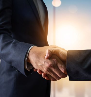 acuerdo-comercial-concepto-negociacion-exitosa-empresario-traje-da-mano-al-cliente