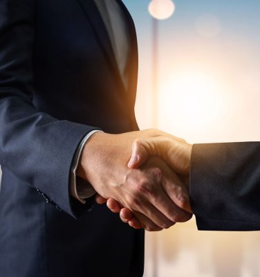 acuerdo-comercial-concepto-negociacion-exitosa-empresario-traje-da-mano-al-cliente acuerdo-comercial-concepto-negociacion-exitosa-empresario-traje-da-mano-al-cliente